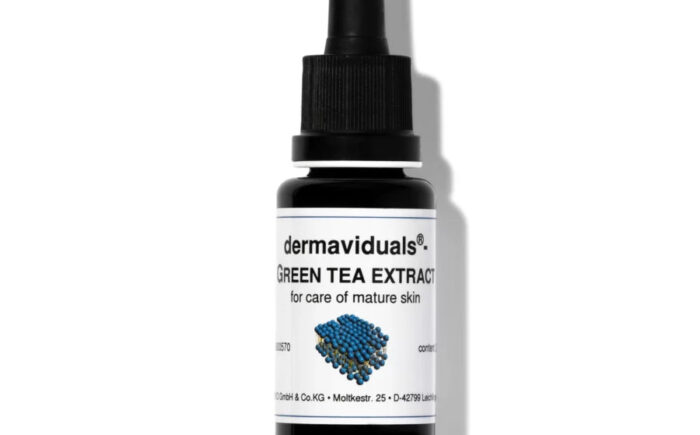 Dropper bottle labeled "dermaviduals Green Tea Extract" for mature skin.
